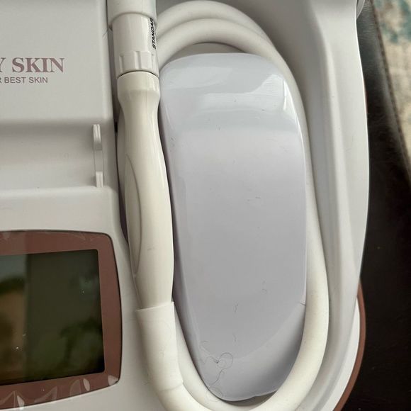 EUC Trophy Skin MicrodermMD - Picture 5 of 10